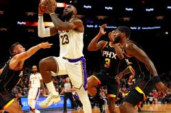 开云官网-雷霆险胜湖人，恩比德制霸全场