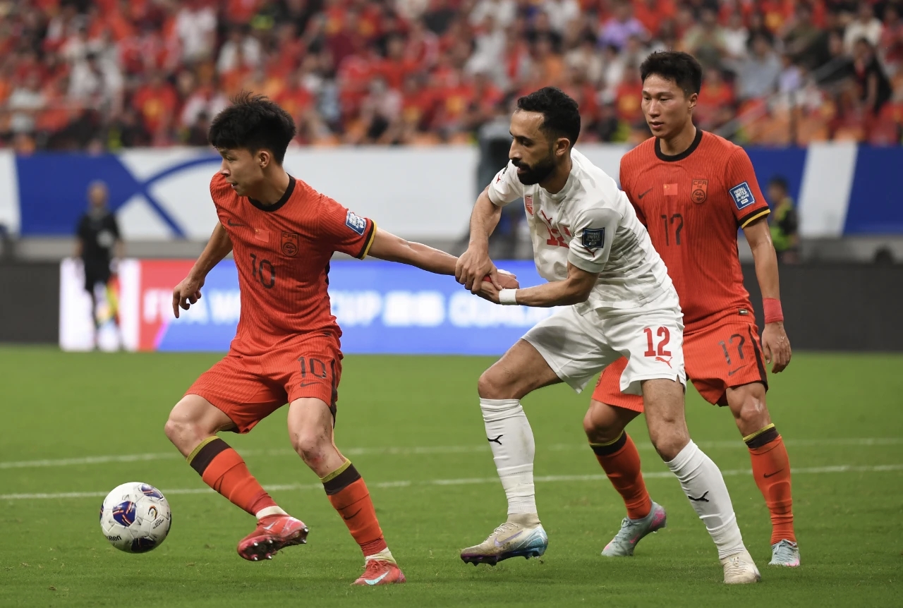 足球比赛中球员运球突破，打破僵局取得进球