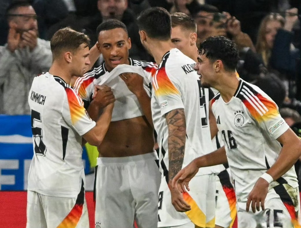 足球比赛中球员运球突破，打破僵局取得进球