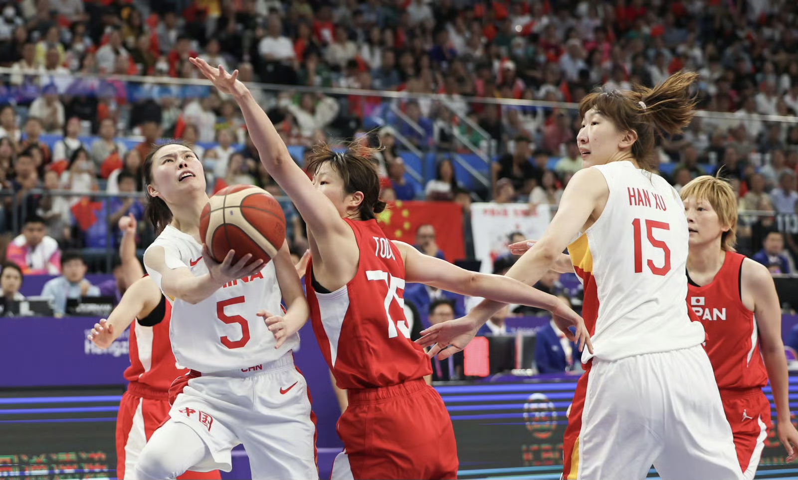 俄罗斯女篮队在国际比赛中表现出色，战胜对手的简单介绍