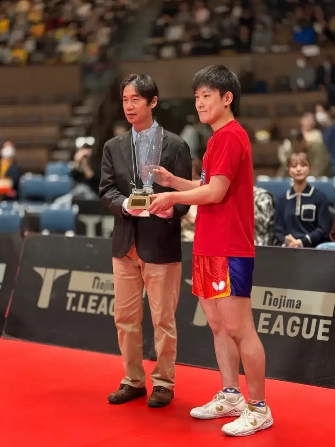 关于中国乒乓球队完胜日本乒乓球队，张本智和高光表现的信息