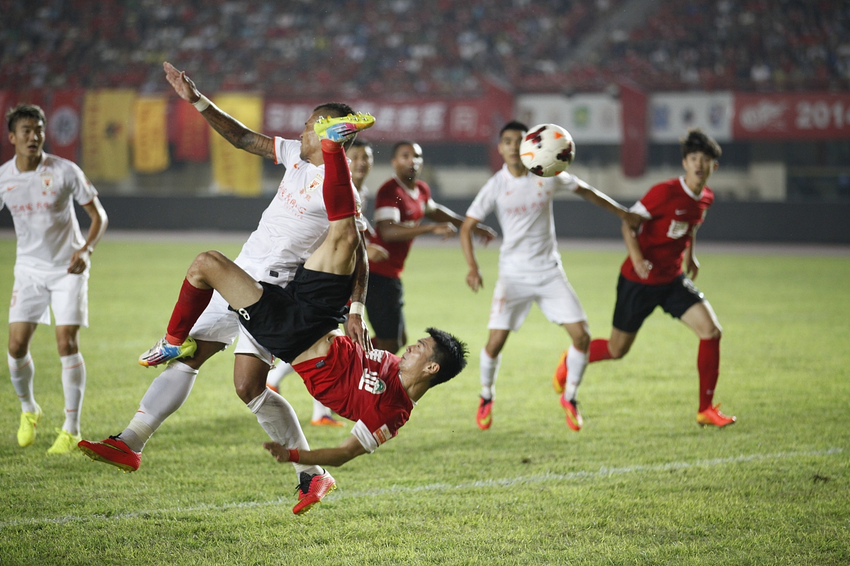 球迷激情有足球赛掀起的体育界里的热潮