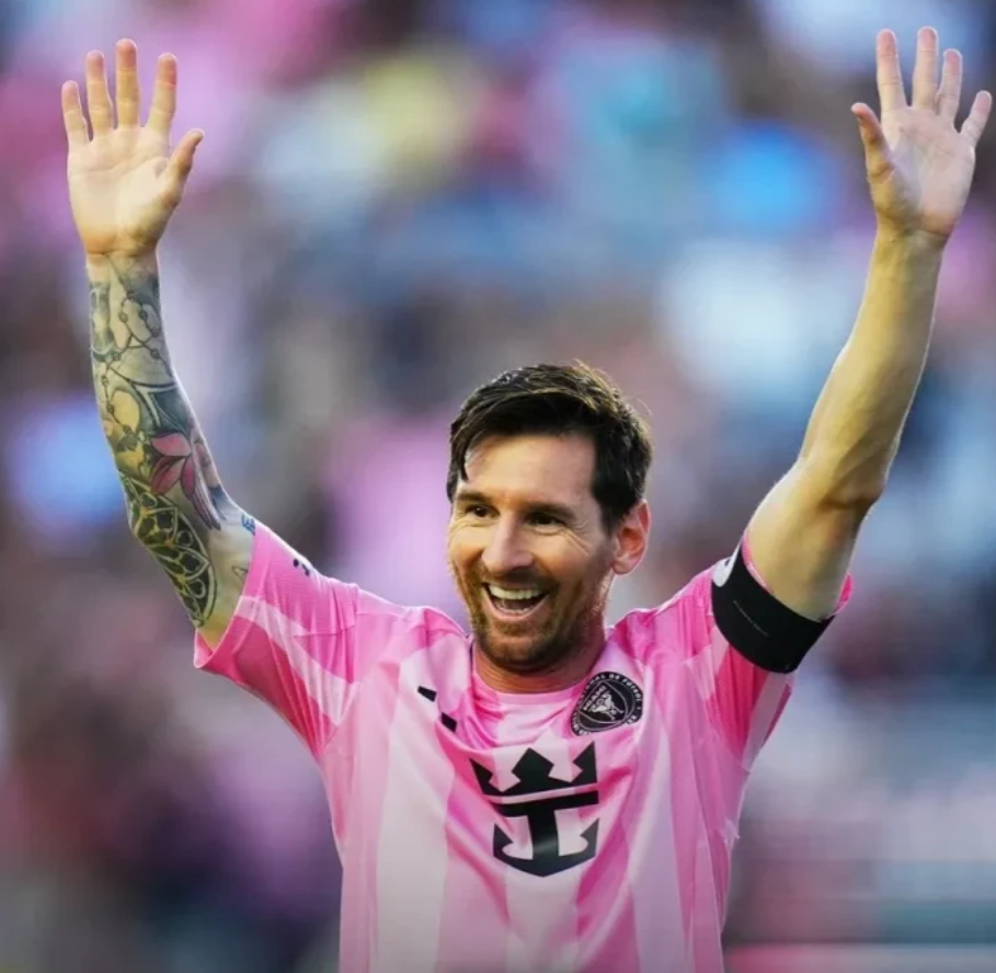 关于梅西在本赛季的表现备受瞩目和称赞的信息