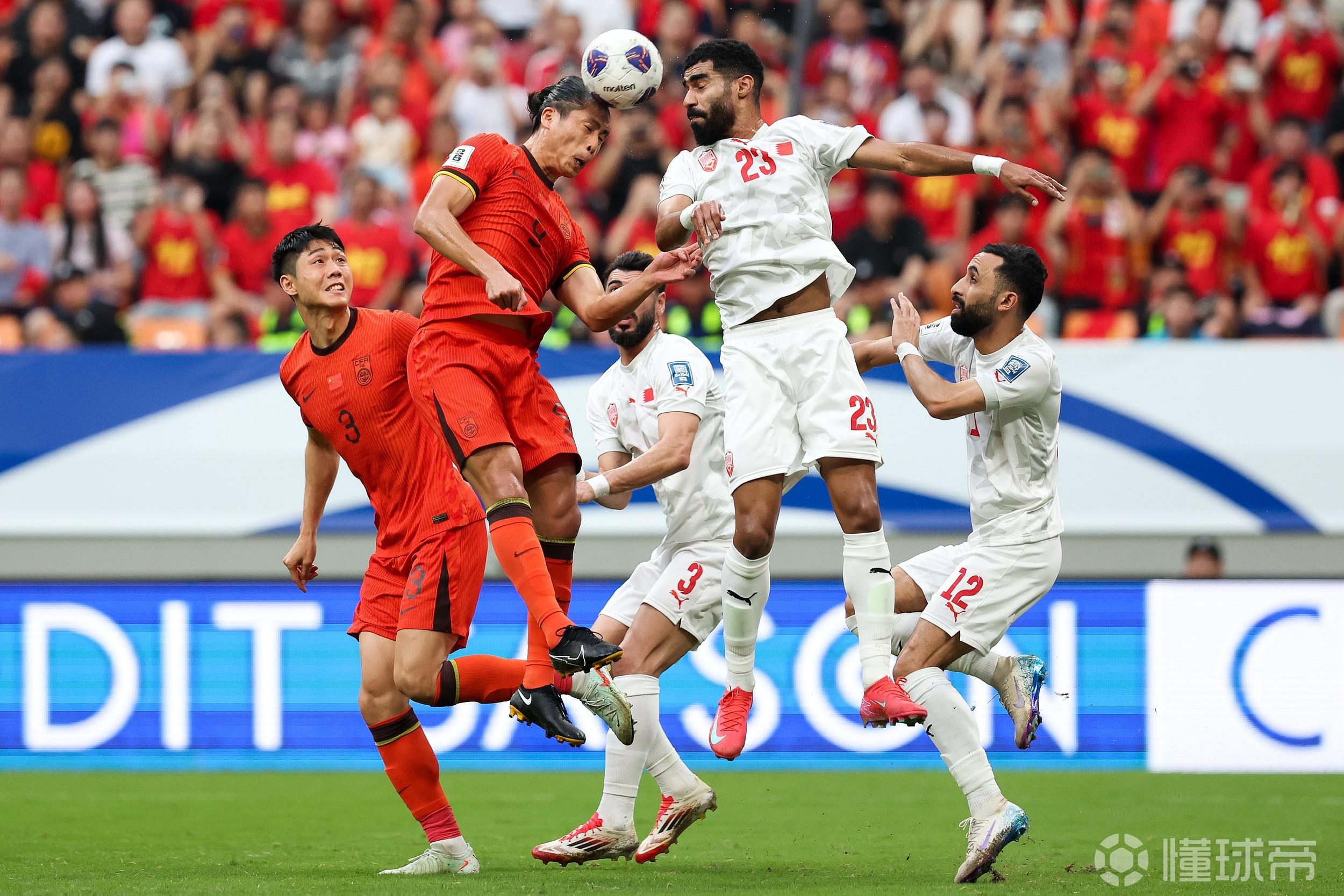 包含球队在疲劳的争夺中获胜，晋级半决赛的词条