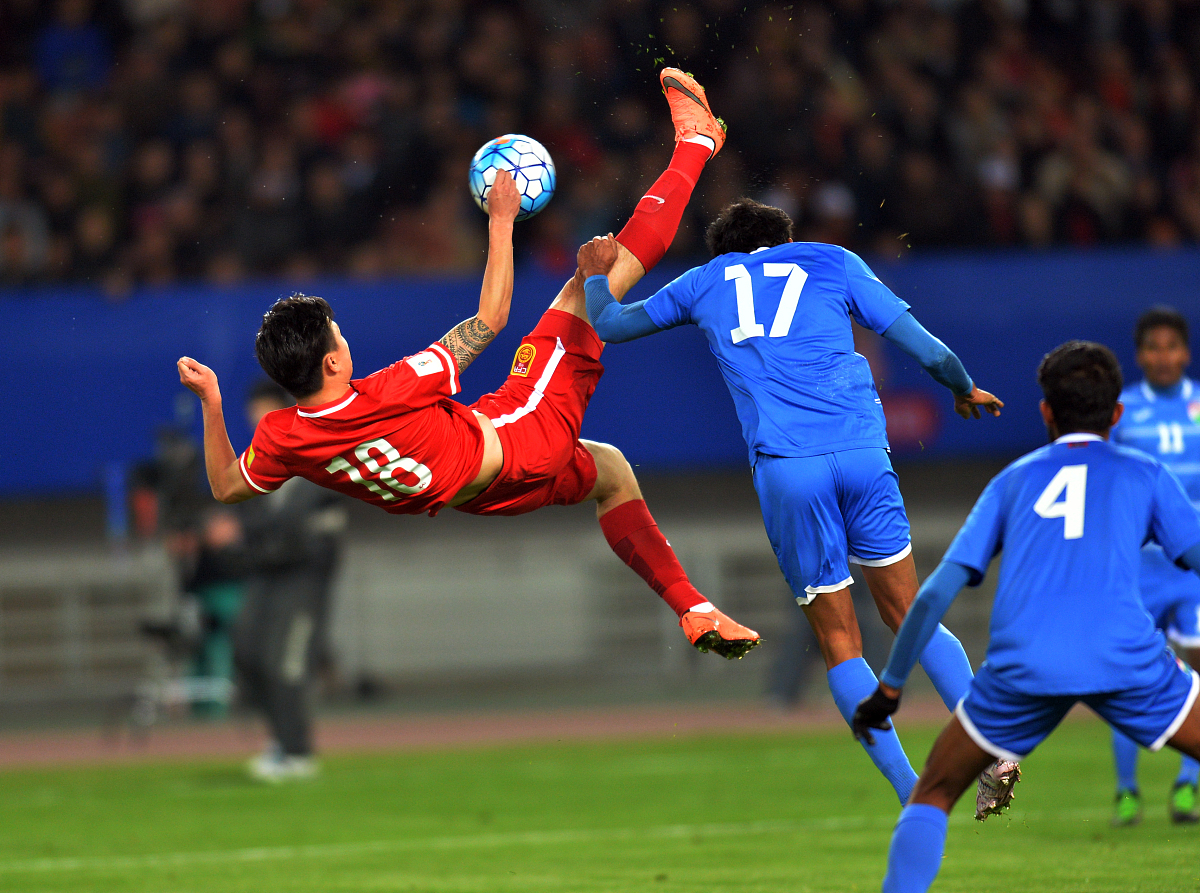 足球比赛如战场，鏖战激情不减的简单介绍