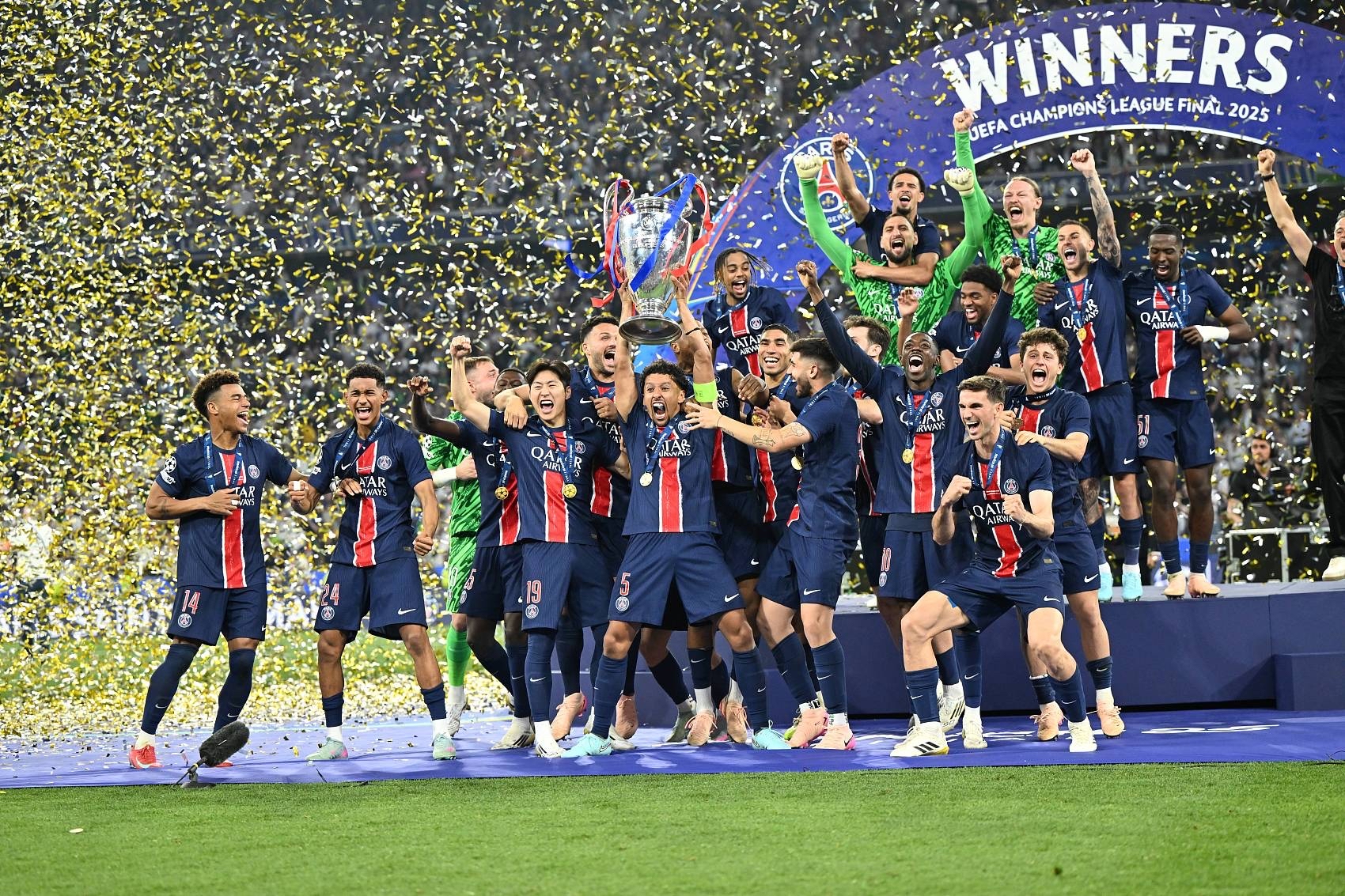 巴黎圣日耳曼客场大胜，领跑积分榜