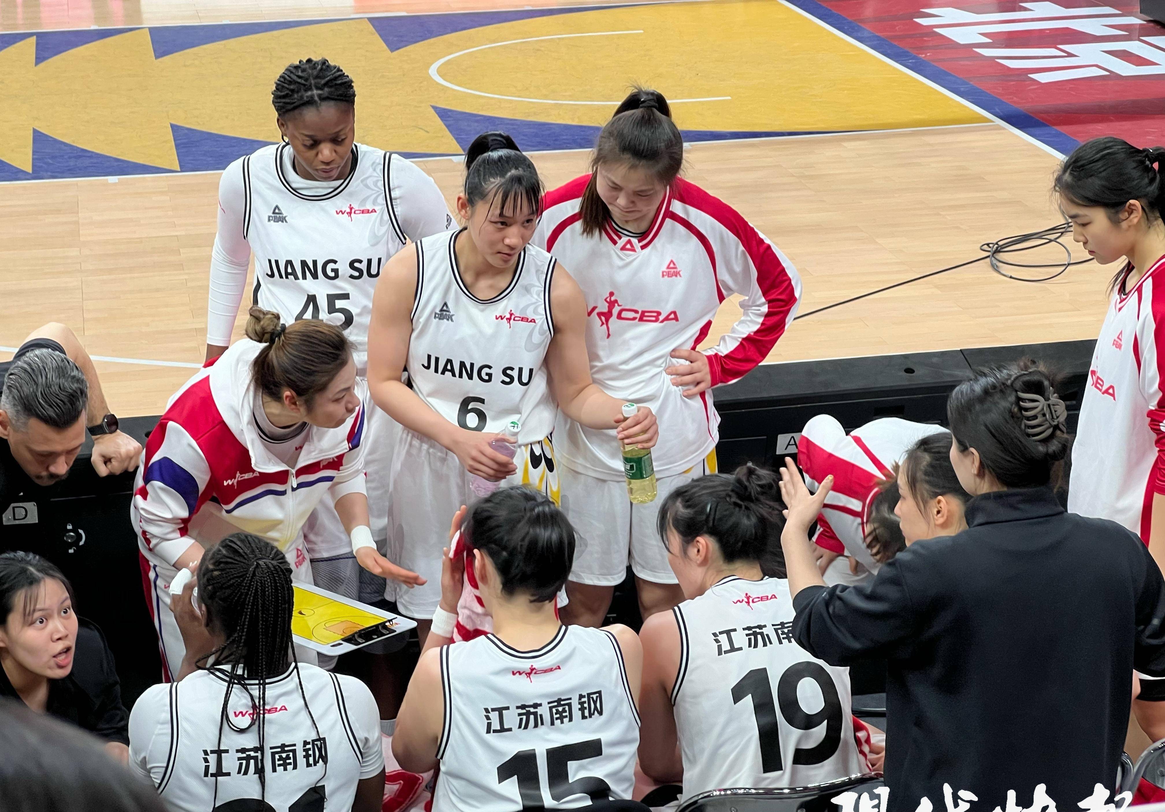 成都女篮连胜不断，以巨大优势击败溧阳女队